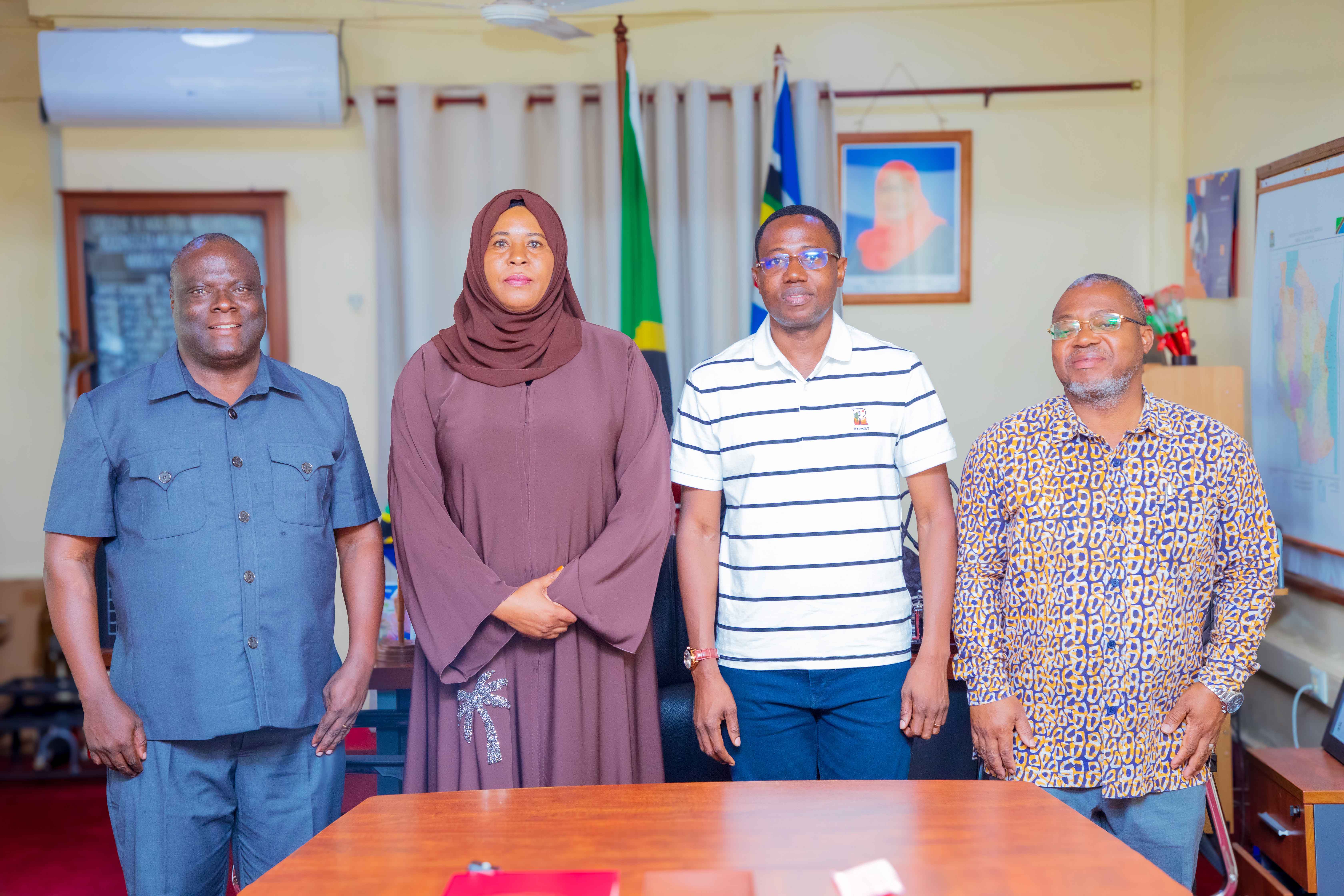 Waziri wa Nchi ya Rais Maendeleo ya Vijana Mhe.Joel Nanauka akiwa aneongozana na Dkt. Kedmon Mapana Naibu Katibu Mkuu Ofisi ya Rais Maendeleo ya Vijana katika picha ya pamoja  na Mkuu wa Mkoa