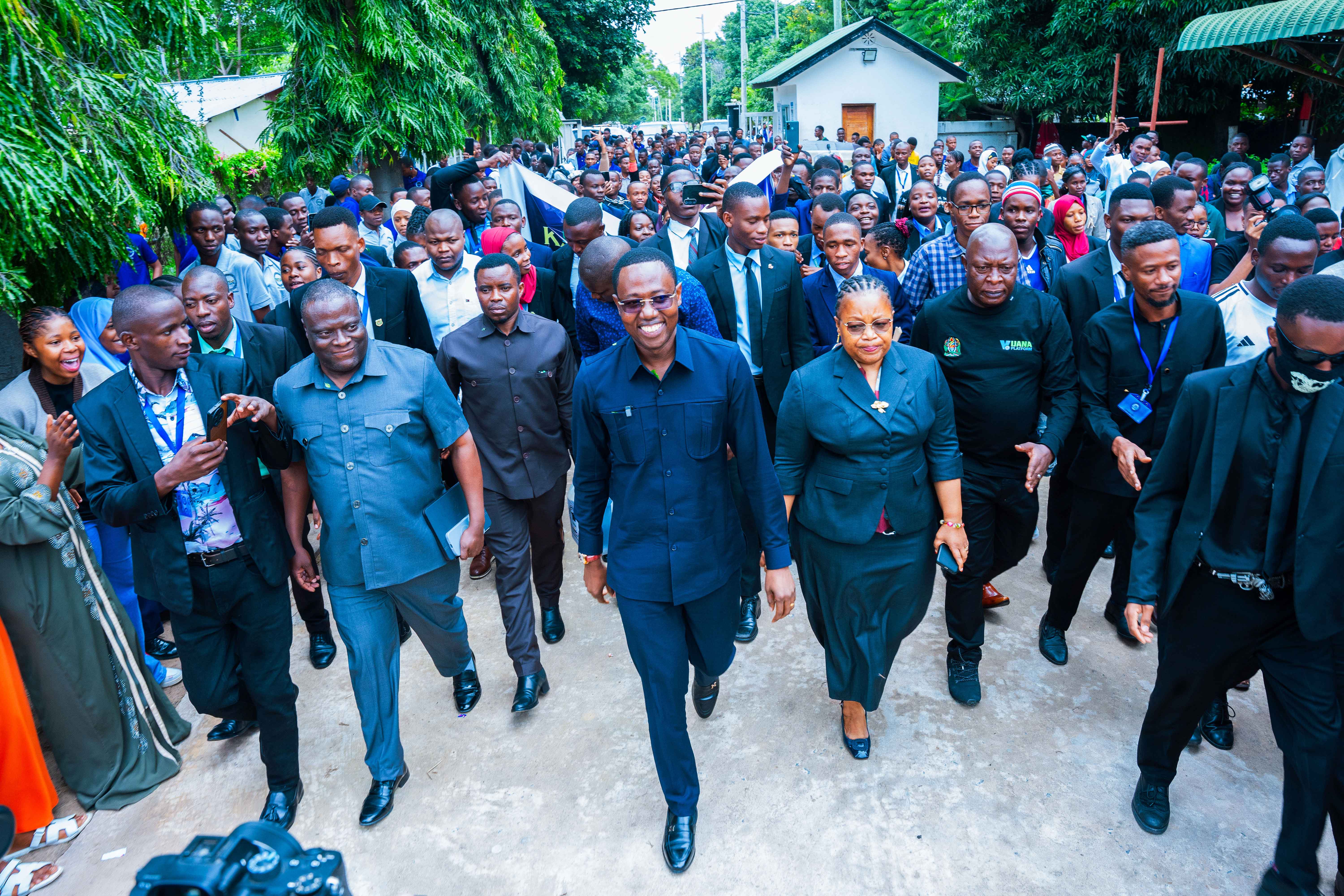 Vijana kutoka maeneo mbalimbali ya Mkoa wa Tabora wamejitokeza kwa wingi kushiriki katika uzinduzi wa Jukwaa la Vijana (Vijana Platform), tukio lililoongozwa na Waziri wa Nchi, Ofisi ya Rais 