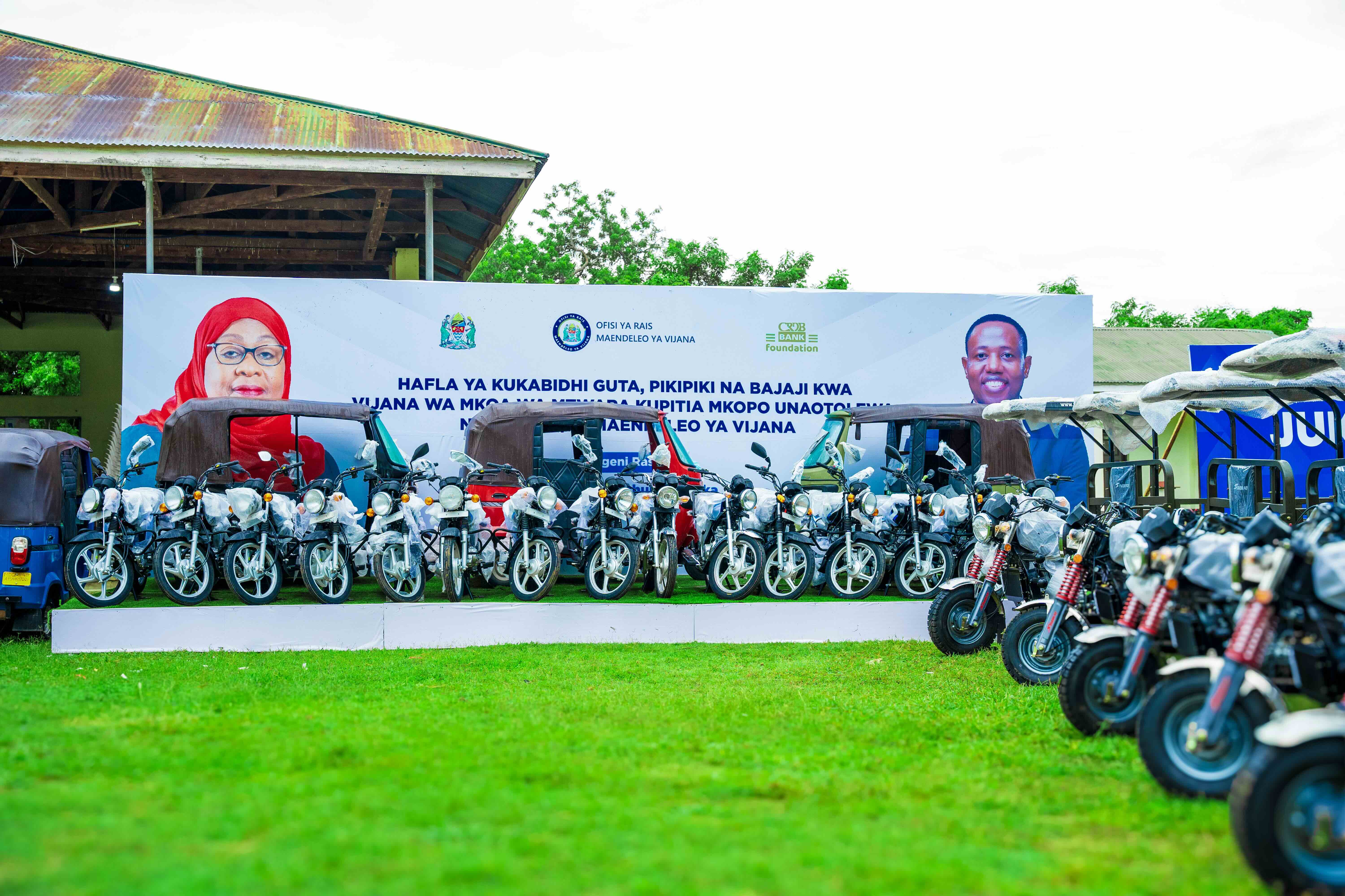 Waziri wa Nchi, Ofisi ya Rais – Maendeleo ya Vijana, Mhe. Joel Arthur Nanauka amekabidhi guta (vifaa vya kazi) na pikipiki kwa makundi ya vijana katika mkoa wa Mtwara ikiwa ni sehemu ya juhud