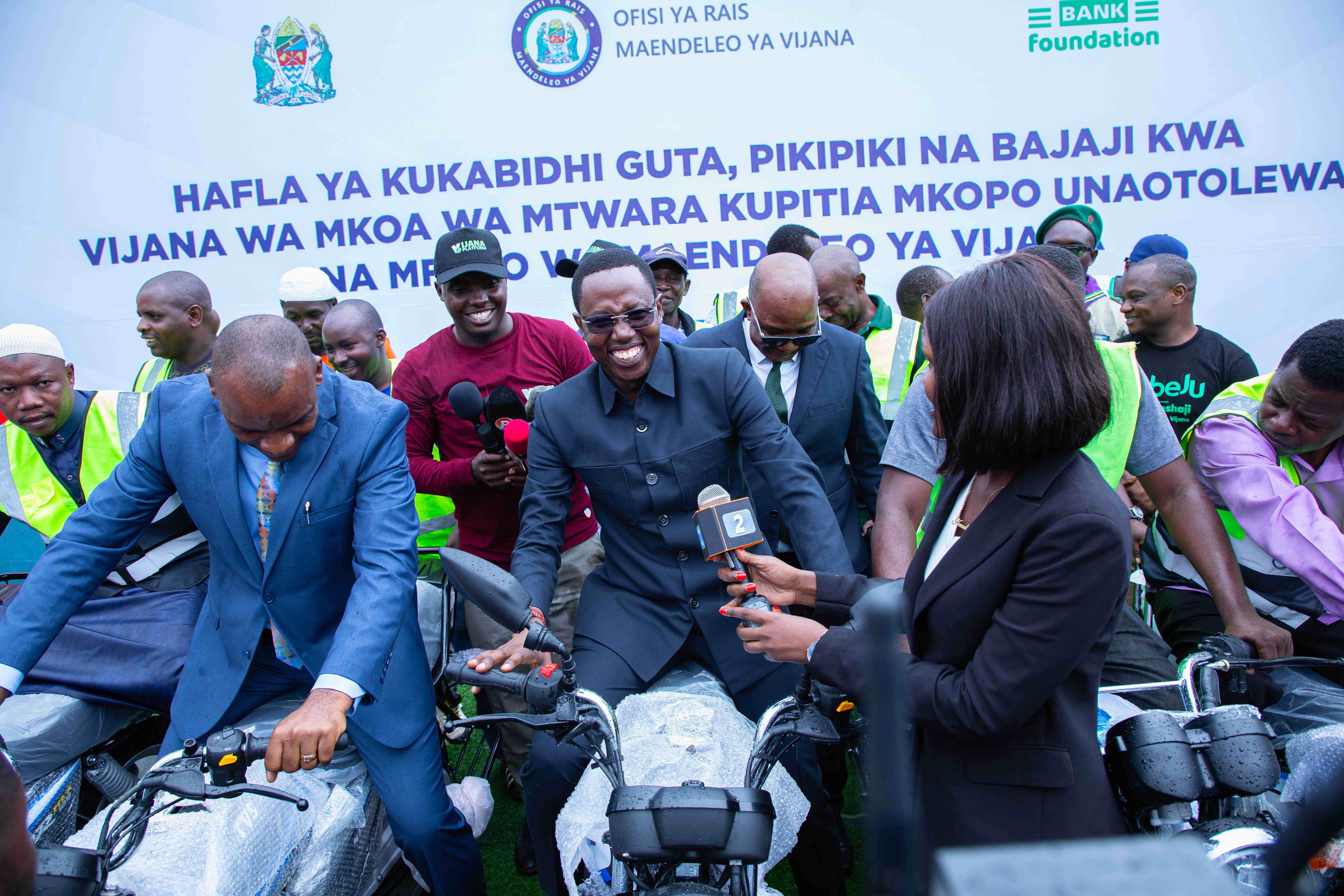 Waziri wa Nchi, Ofisi ya Rais – Maendeleo ya Vijana, Mhe. Joel Arthur Nanauka, akishiriki katika hafla ya kukabidhi guta, pikipiki na bajaji kwa vijana wa Mkoa wa Mtwara kupitia mikopo inayot